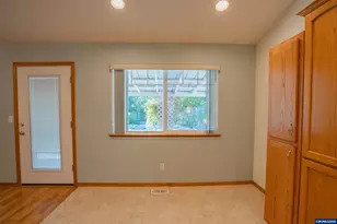 434 Water's Edge Ct, Lebanon, OR 97355 - Photo 11