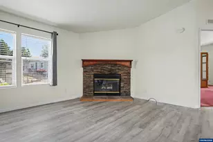 1015 Oak St, Silverton, OR 97381 - Photo 7