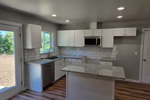 810 Kees (-812) St, Lebanon, OR 97355 - Photo 7