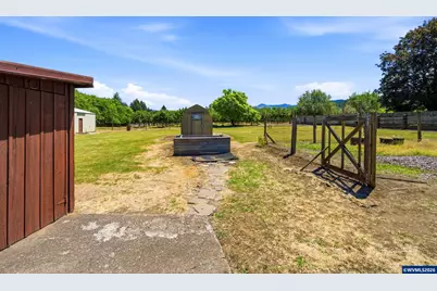588 SE Kingwood Av, Mill City, OR 97360 - Photo 37