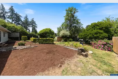 1025 N 3rd St, Woodburn, OR 97071 - Photo 37
