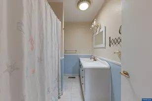 1025 N 3rd St, Woodburn, OR 97071 - Photo 33