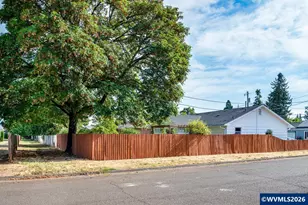 320 S 7th St, Lebanon, OR 97355 - Photo 3