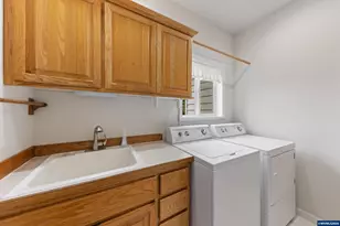 310 NW Foxglove St, Dallas, OR 97338 - Photo 27