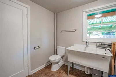 390 W D St, Lebanon, OR 97355 - Photo 23