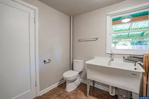 390 W D St, Lebanon, OR 97355 - Photo 23