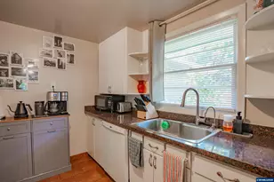 390 W D St, Lebanon, OR 97355 - Photo 7