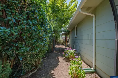 390 W D St, Lebanon, OR 97355 - Photo 29