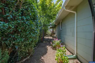 390 W D St, Lebanon, OR 97355 - Photo 29