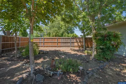 390 W D St, Lebanon, OR 97355 - Photo 25