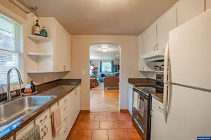 390 W D St, Lebanon, OR 97355 - Photo 9