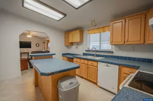 3200 Oak Terrace Dr, Lebanon, OR 97355 - Photo 7