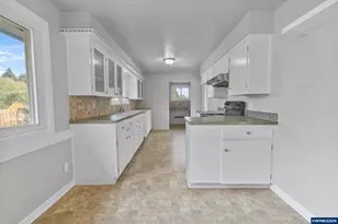 210 Walnut Dr S, Monmouth, OR 97361 - Photo 11