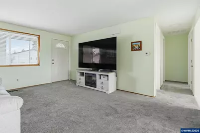 2049 W Hayes St, Woodburn, OR 97071 - Photo 9