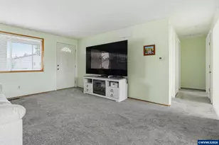 2049 W Hayes St, Woodburn, OR 97071 - Photo 9