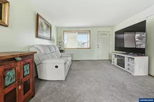 2049 W Hayes St, Woodburn, OR 97071 - Photo 7