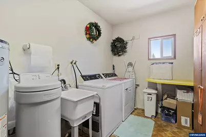 2212 Country Club Ter, Woodburn, OR 97071 - Photo 29