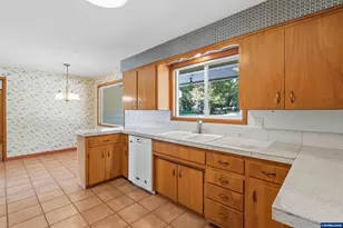 1514 37th Ave NW, Salem, OR 97304 - Photo 9
