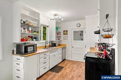 90 E B St, Halsey, OR 97348 - Photo 11