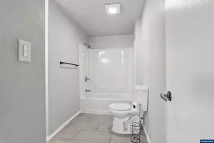 11 NW Mountain View Dr, Roseburg, OR 97471 - Photo 15