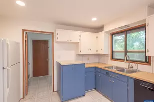 2420 Pine Ln SE, Albany, OR 97322 - Photo 9
