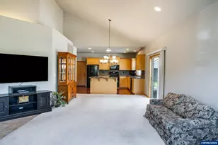 2030 Lakeland Way, Eugene, OR 97408 - Photo 7