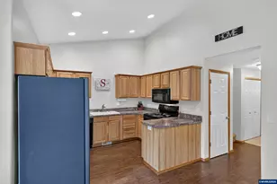 209 Pioneer Dr, Silverton, OR 97381 - Photo 5