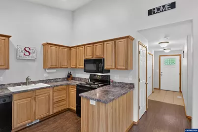 209 Pioneer Dr, Silverton, OR 97381 - Photo 3