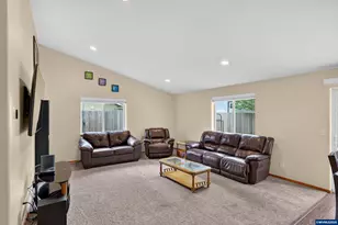 209 Pioneer Dr, Silverton, OR 97381 - Photo 11