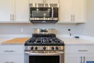 235 Walnut St, Mount Angel, OR 97362 - Photo 11