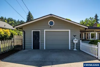 1012 S Water St, Silverton, OR 97381 - Photo 3