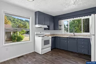 631 W Union St, Roseburg, OR 97471 - Photo 3