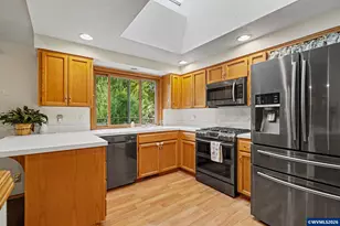 418 Valleywood Dr SE, Salem, OR 97306 - Photo 17