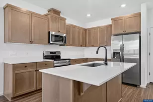 1034 Drake Ln, Woodburn, OR 97071 - Photo 9