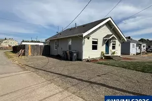 271 S 3rd St, Lebanon, OR 97355 - Photo 3