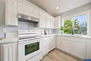 1475 Orchardview Dr NW, Salem, OR 97304 - Photo 15