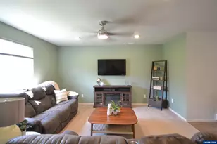603 Pickering Ln, Woodburn, OR 97071 - Photo 7