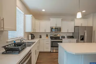 516 Churchill Downs St SE, Albany, OR 97322 - Photo 9