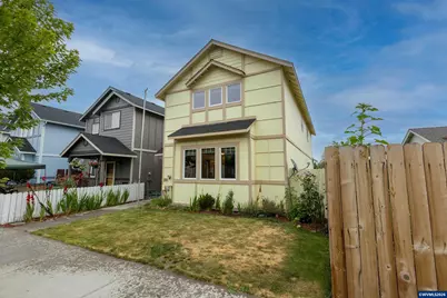 374 NW 25th St, Redmond, OR 97756 - Photo 3