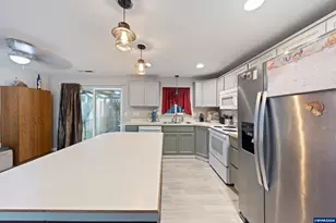 422 E 5th St, Lafayette, OR 97127 - Photo 11