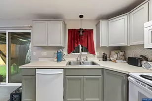 422 E 5th St, Lafayette, OR 97127 - Photo 13