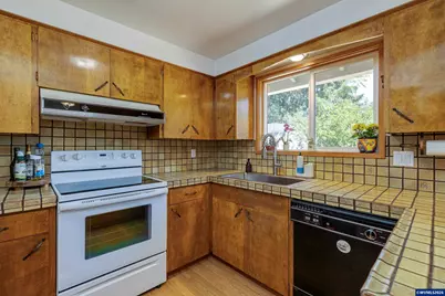19565 SW Southview Pl, Aloha, OR 97078 - Photo 9