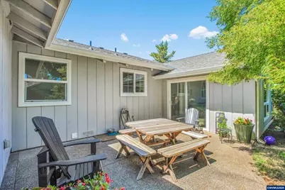 325 Ash St, Silverton, OR 97381 - Photo 9