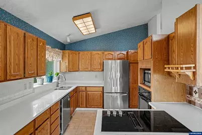 2451 SW Maplewood Dr, Dallas, OR 97338 - Photo 23