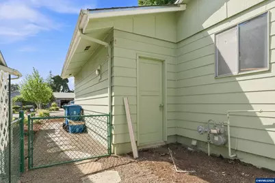 828 Oregon Wy, Woodburn, OR 97071 - Photo 25