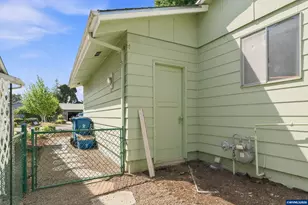 828 Oregon Way, Woodburn, OR 97071 - Photo 25