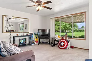 828 Oregon Way, Woodburn, OR 97071 - Photo 5
