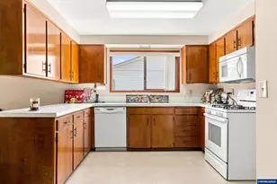 828 Oregon Way, Woodburn, OR 97071 - Photo 9
