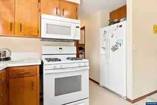 828 Oregon Way, Woodburn, OR 97071 - Photo 13