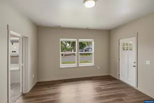180 Hiatt St, Lebanon, OR 97355 - Photo 3